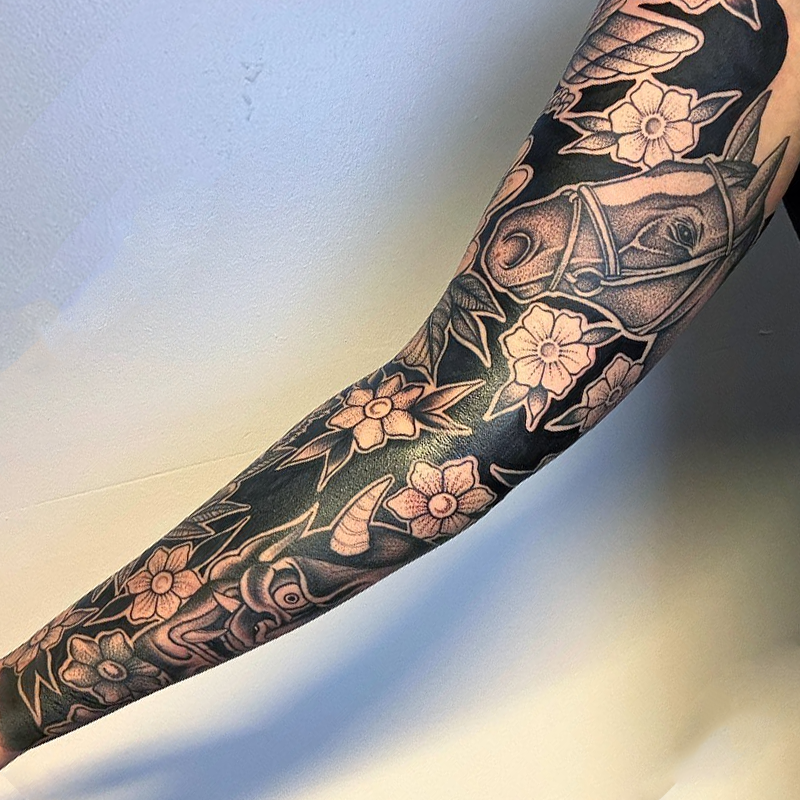 blacked out sleeve tatuering av sigge cederqvist